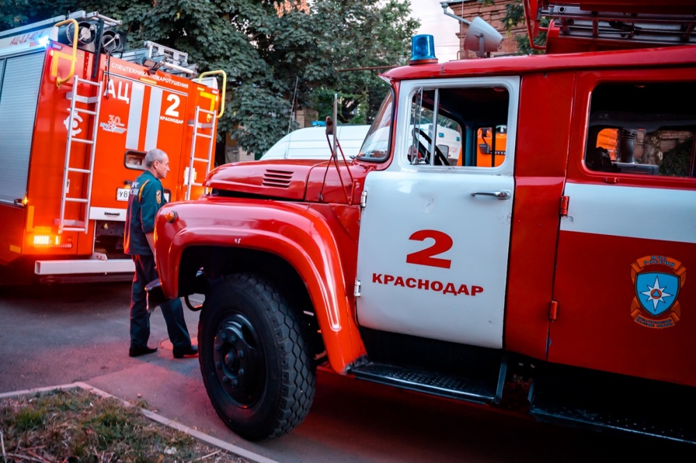 Одного человека спасли из пожара в многоквартирном доме Краснодара