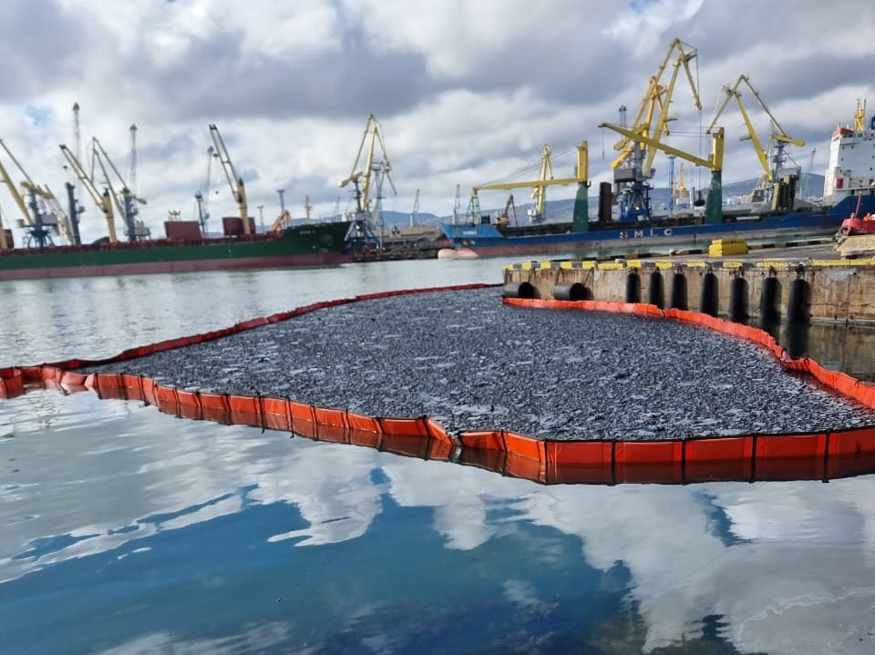 Разлив 40 тонн нефти с панамского судна ликвидирован в порту Новороссийска 