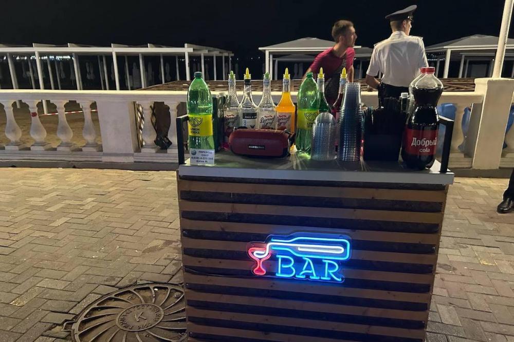 «Бармен» нелегально торговал коктейлями на ночной набережной Геленджика