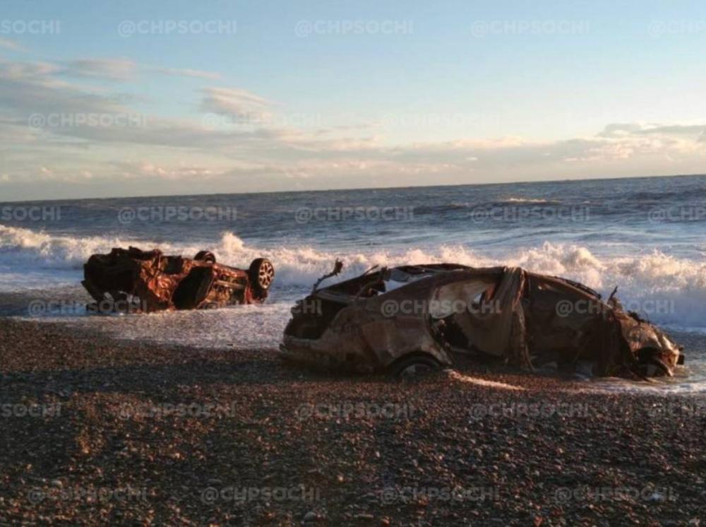 Два автомобиля вынесло на пляж во время шторма в Сочи