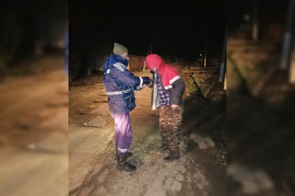 Замерзающего ночью на улице слепого мужчину спасли в Краснодарском крае
