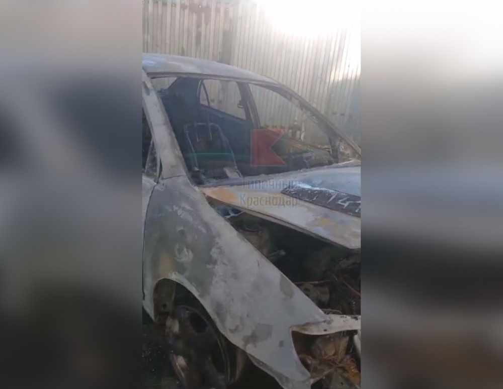 В Краснодаре сгорели три припаркованных автомобиля