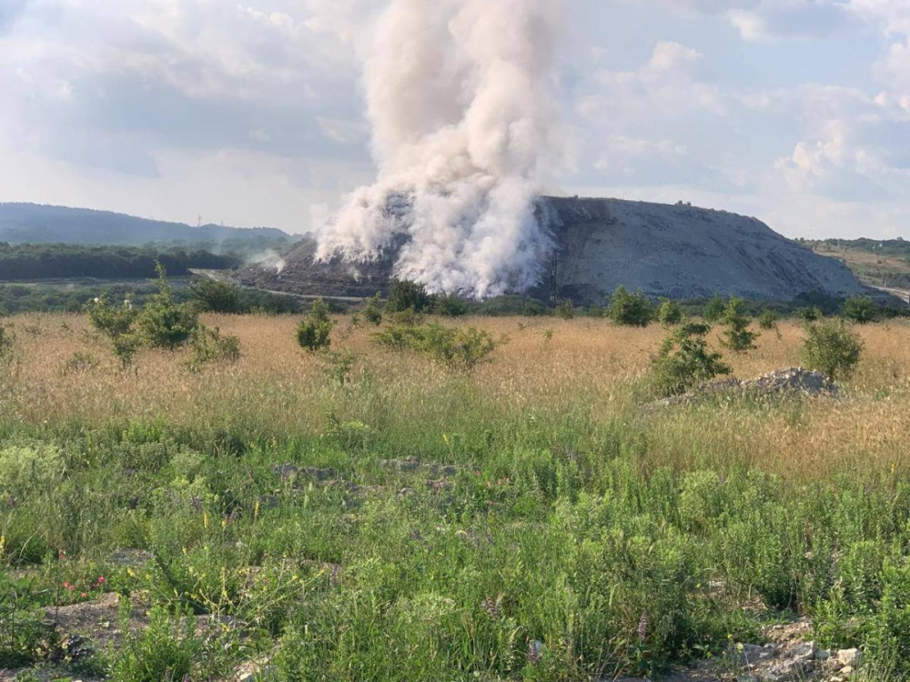 Пожар на мусорном полигоне в Новороссийске потушили спустя две недели