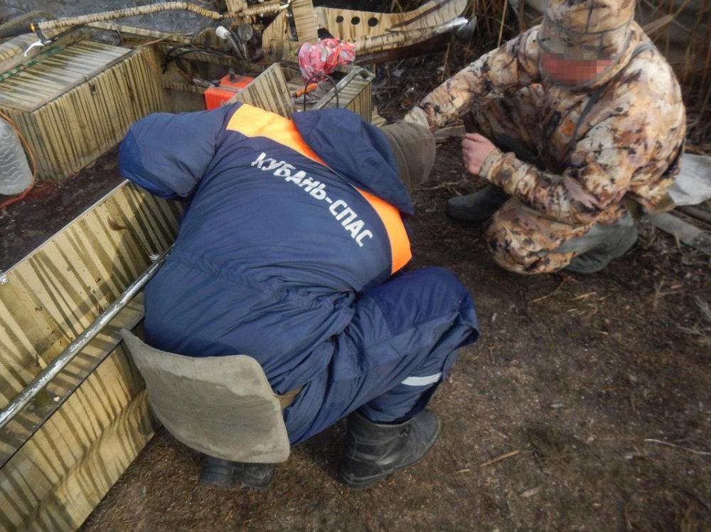 Спасатели эвакуировали охотников с лимана в Приморско-Ахтарском районе