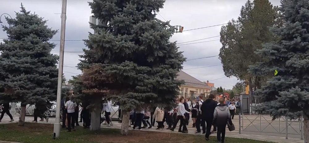В школах Динского района экстренно эвакуировали учащихся 