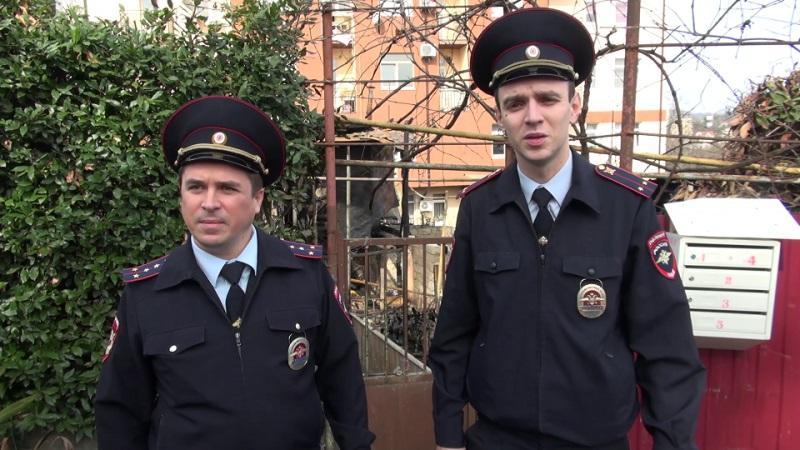 Сотрудники полиции вынесли пенсионерку из горящей постройки в Сочи
