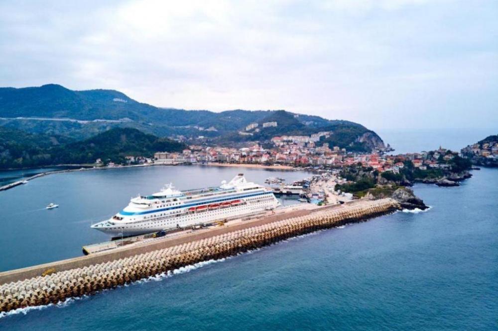 Круизный лайнер Astoria Grande пришвартовался в Турции