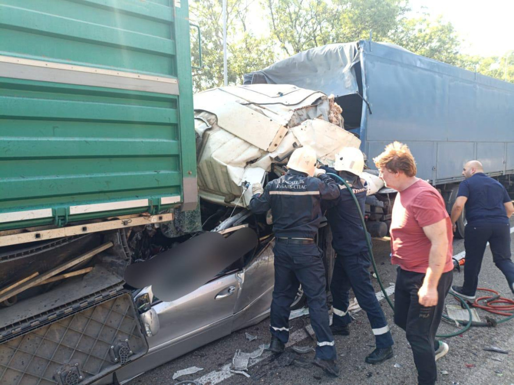 Трое погибли: Mercedes зажало между двумя грузовиками в Армавире