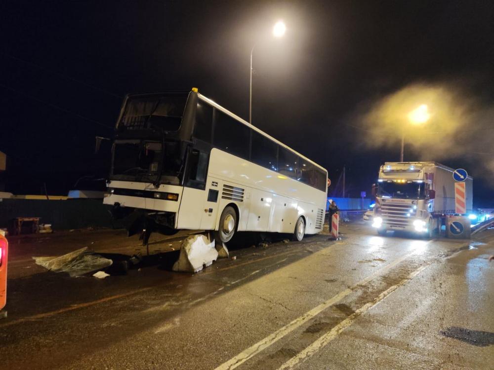 Автобус с пассажирами врезался в ограждение на Кубани
