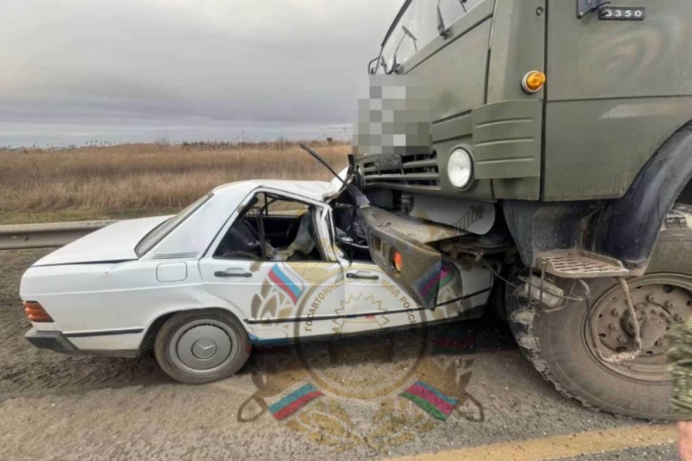 Mercedes залетел под КамАЗ на Кубани, водитель иномарки погиб