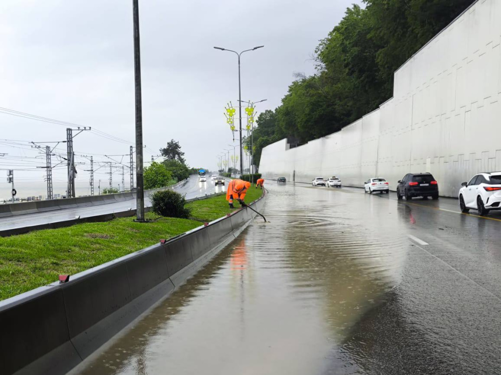 Движение затруднено на подтопленной трассе в Сочи