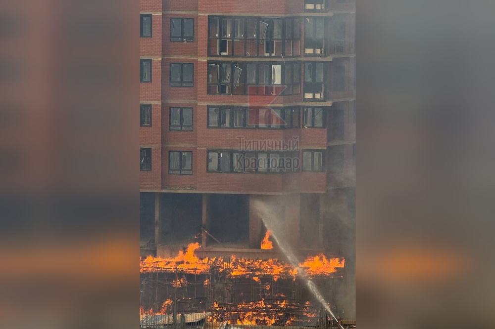 «Стекла трескаются и выпадают из окон»: в Краснодаре произошел пожар на стройке ЖК «Рекорд»