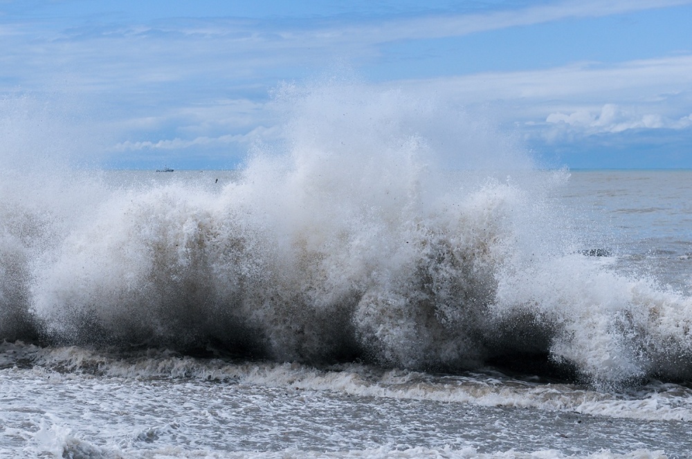 Ветровой нагон и мощные волны ожидаются на Азовском море в Краснодарском крае