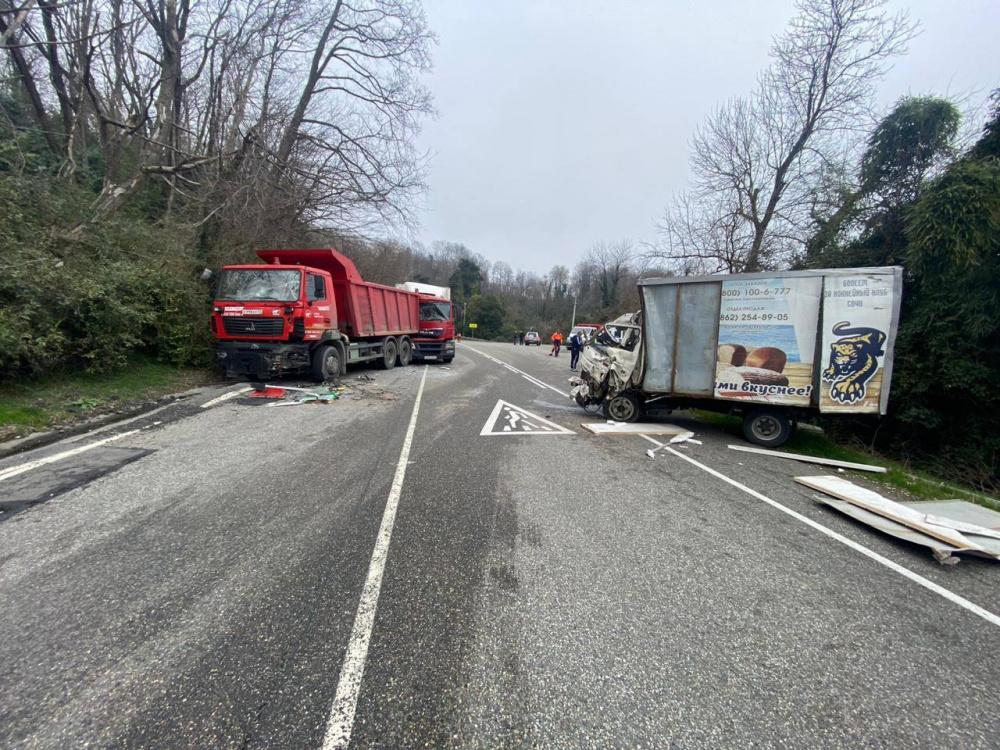 На трассе «Джубга — Сочи» в аварии с тремя грузовиками пострадал один человек
