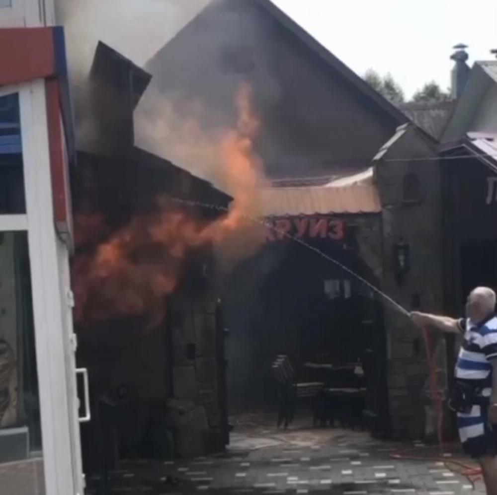 В Сочи из горящего кафе эвакуировали 5 человек