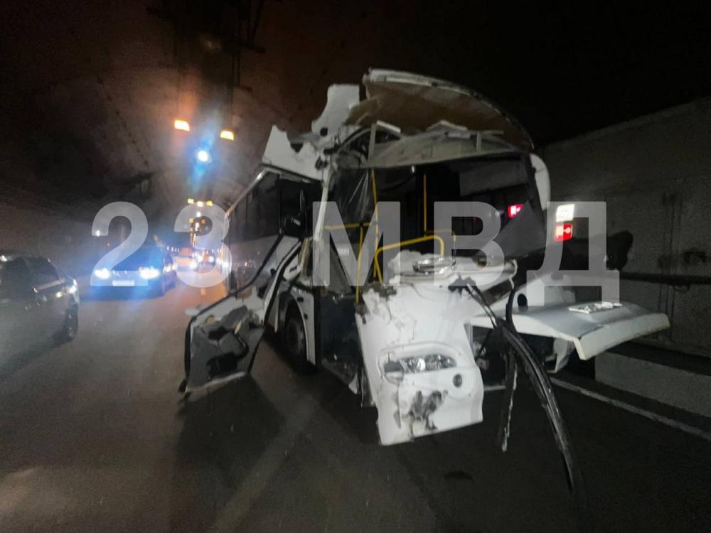 В автомобильном тоннеле Сочи столкнулись автобус и грузовик