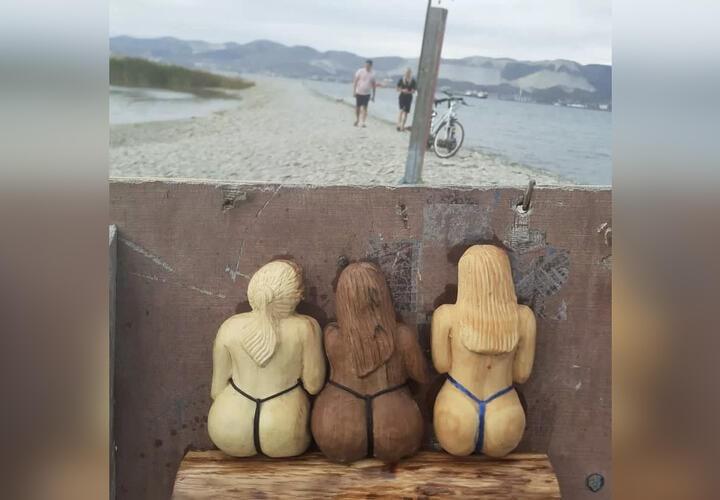 На набережной Новороссийска появились деревянные туристки в купальниках