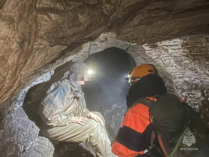 Спасатели вытащили женщину из пещеры на Кубани