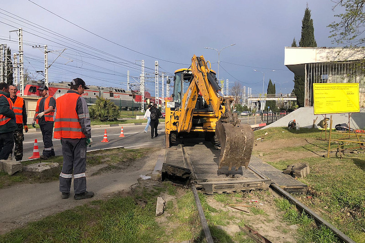 Огромная пробка образовалась в сторону аэропорта Сочи из-за ремонта ж/д переезда