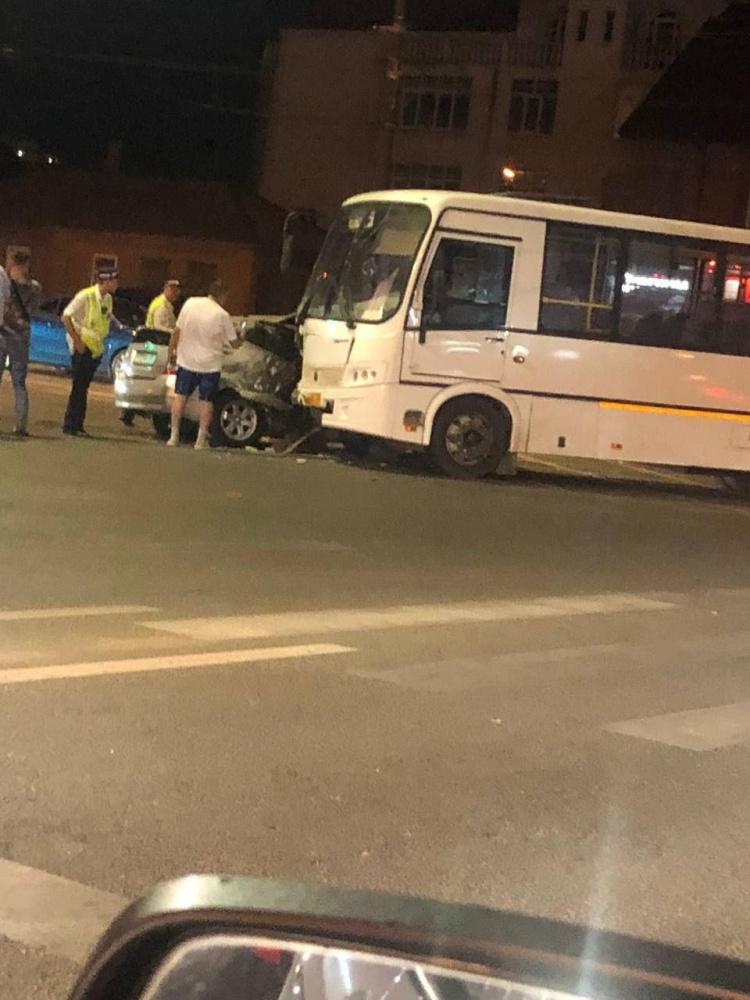 В Краснодаре в аварию попала маршрутка с пассажирами