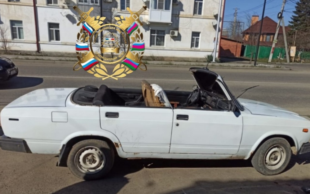 Сотрудники ДПС обнаружили ВАЗ-кабриолет с деревянными креслами на Кубани 