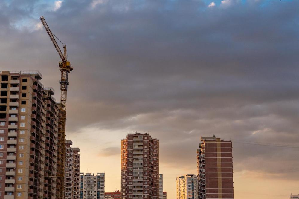Более 2 млрд рублей потратят на ремонт крыш многоквартирных домов на Кубани