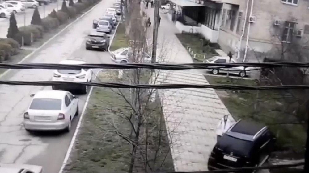 На Кубани пьяный водитель на Mercedes чуть не задавил пешехода и протаранил четыре машины