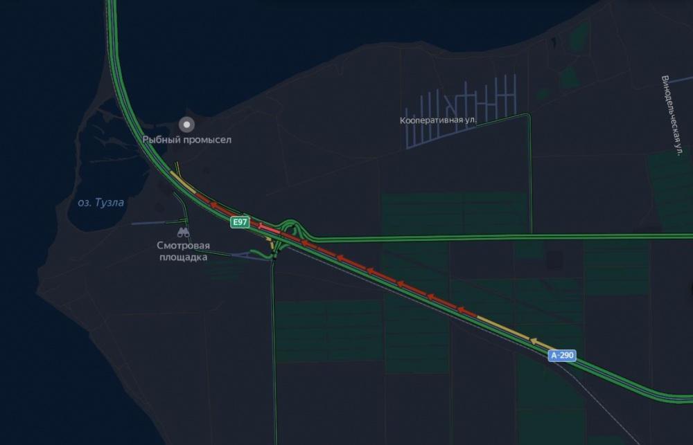 Желающим въехать на Крымский мост придется час простоять в пробке 