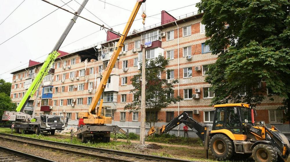 Рабочие начали разбирать крышу пострадавшего от взрыва газа дома в Краснодаре