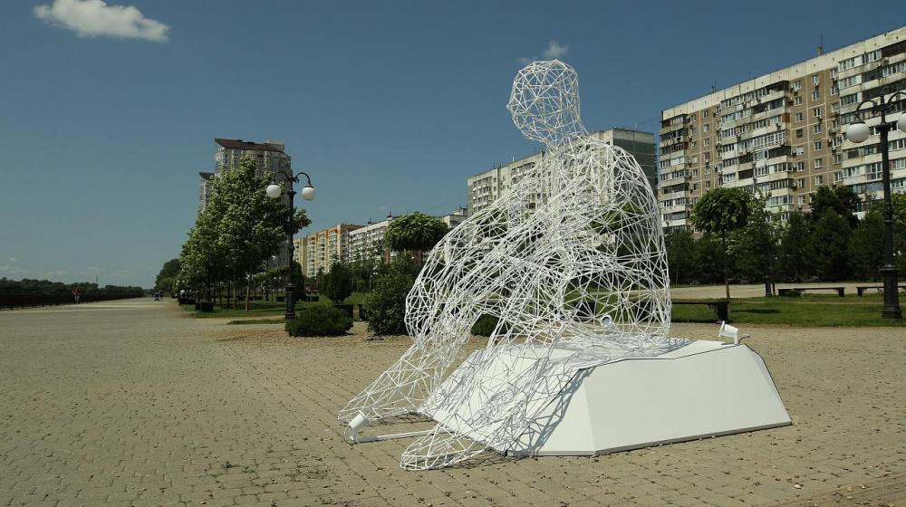 В Краснодаре установили арт-объект «Человек, смотрящий в море»