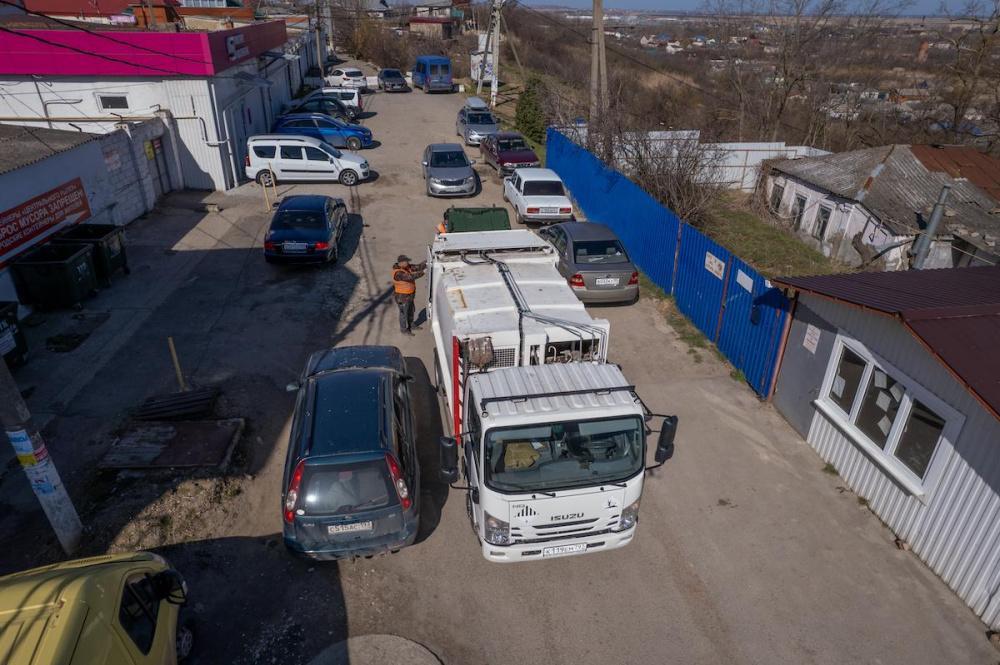 Более десятка мусоровозов не могут попасть на полигон в Полтавской из-за блокировки проезда