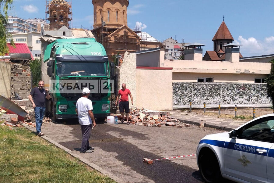 Грузовик снес ворота армянской церкви в Краснодаре