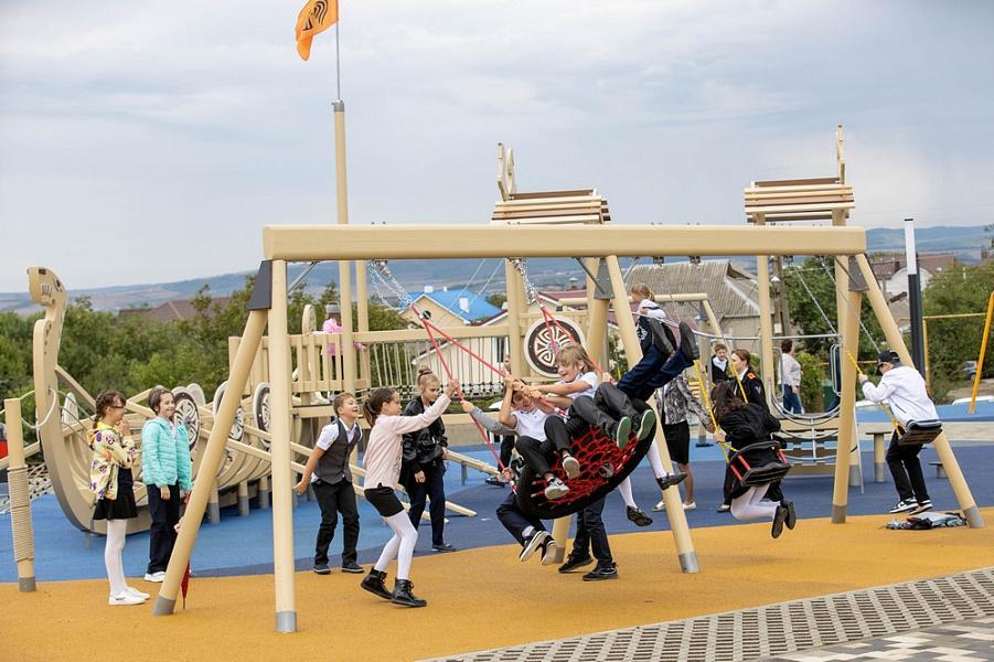 Скейт-парк, карусели и тренажеры: в Анапе открыли новый сквер