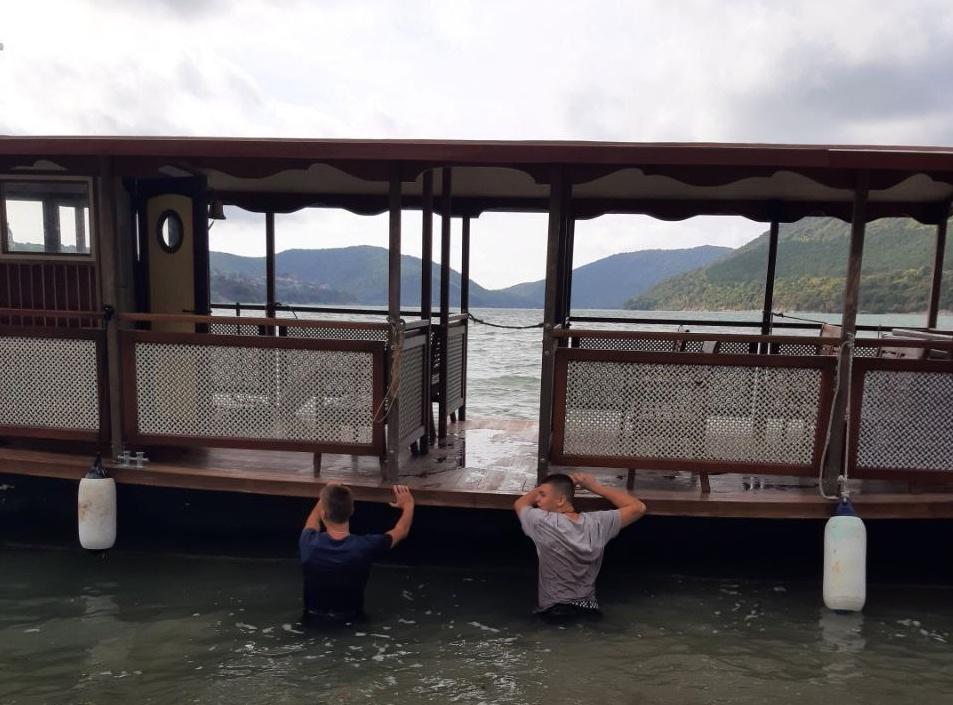 Капитан речного трамвайчика и его брат спасли судно от крушения на озере Абрау