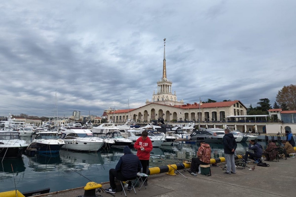 Выход маломерных судов из морпорта Сочи приостановили из-за непогоды