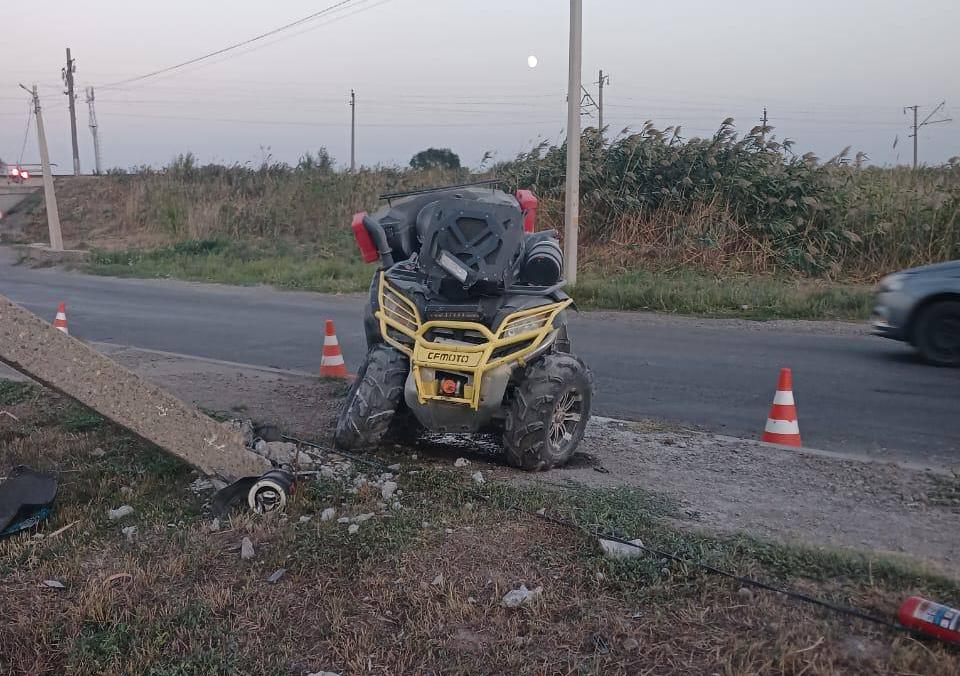 Квадроцикл слетел с трассы и врезался в опору ЛЭП в Кущевском районе