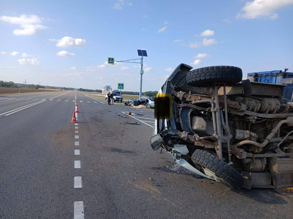 Водитель легковушки погиб в аварии с самосвалом на Кубани