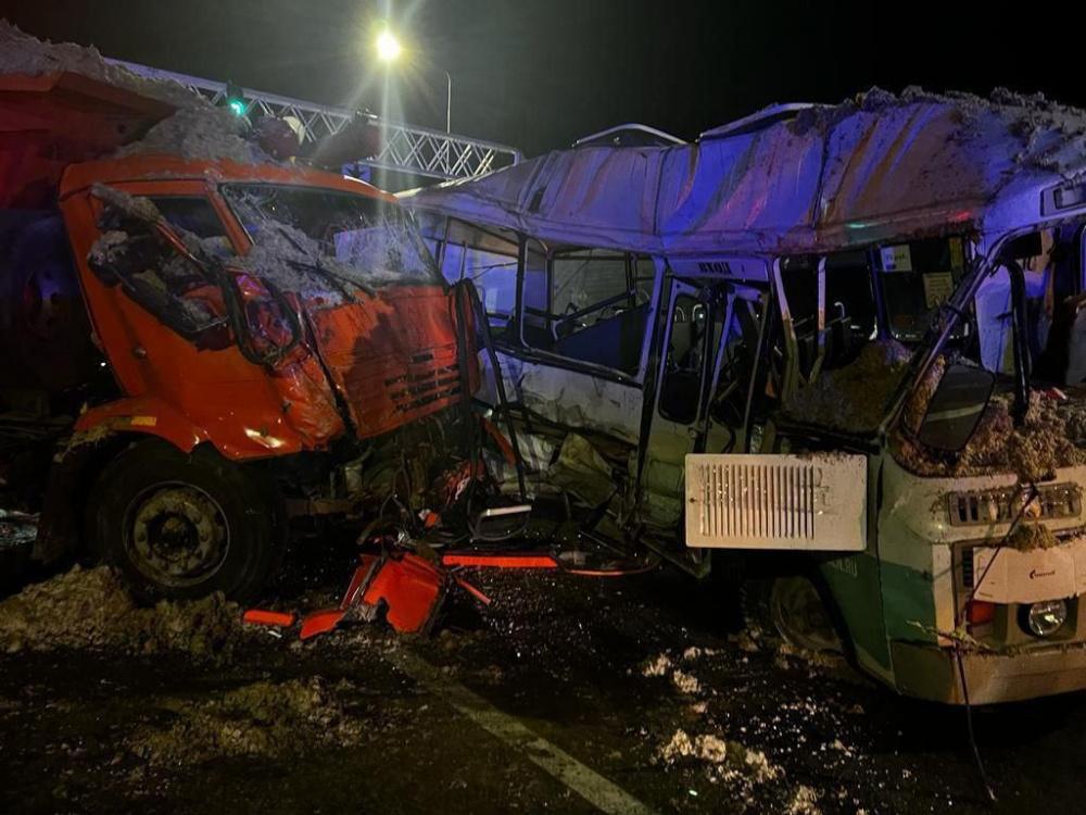 Водитель автобуса погиб в ДТП с «КамАЗом» в Армавире, пять пассажиров пострадали