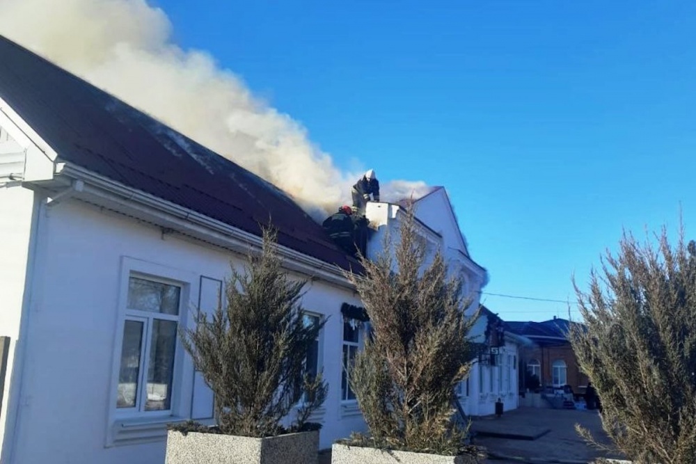 Дом культуры загорелся в Динском районе Кубани