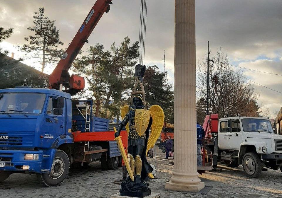 В Крымске установили скульптуру Михаила Архангела
