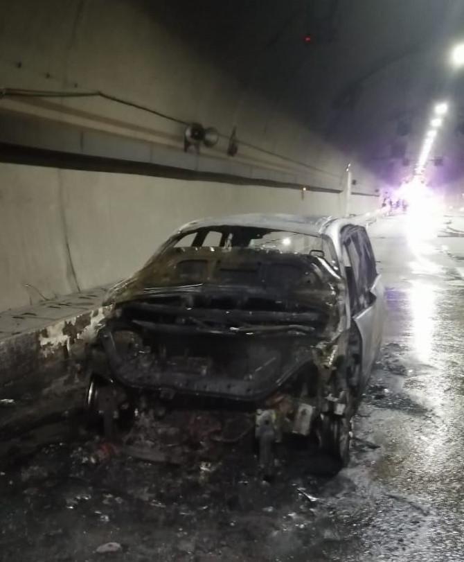 В тоннеле Сочи перекрыли движение из-за сгоревшего автомобиля