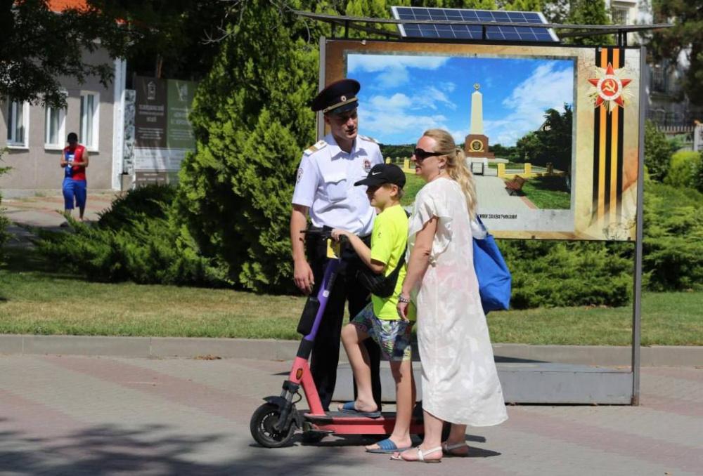 С начала курортного сезона в Геленджике на самокатчиков составлено более 500 протоколов за езду по набережной