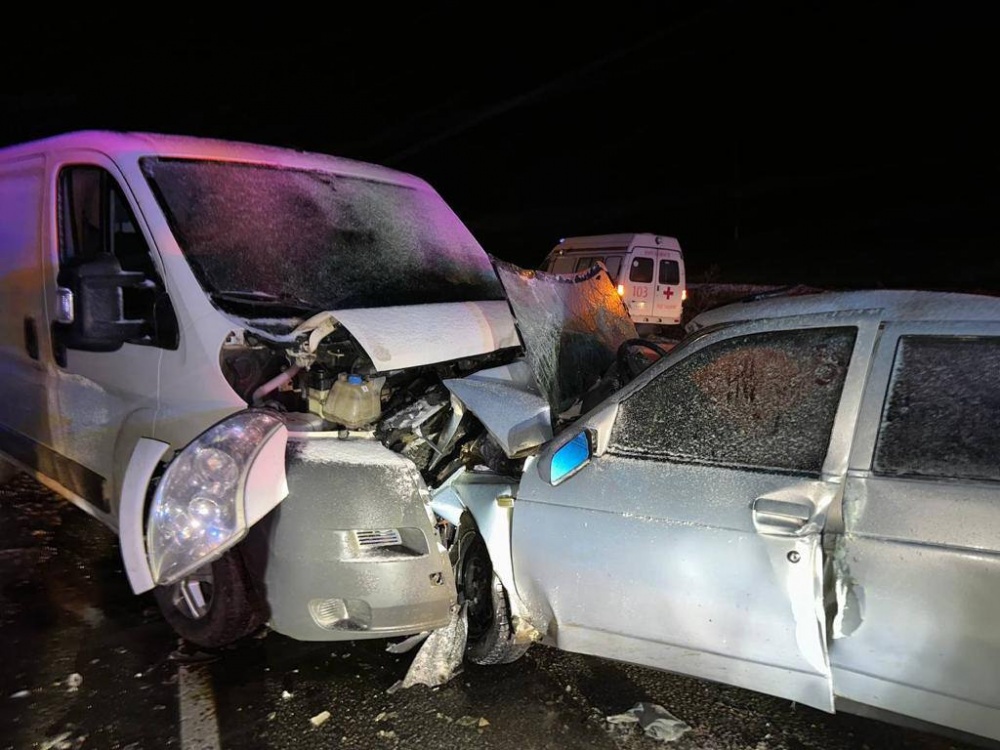 На Кубани в аварии погибли водитель и пассажир отечественной легковушки