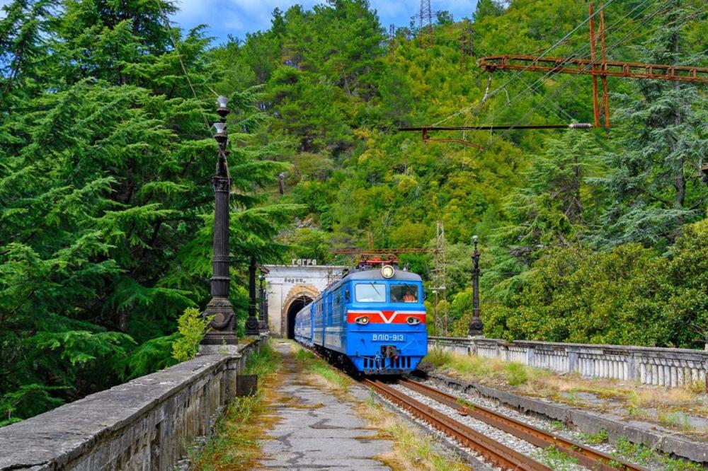 За два года туристический поезд «Сочи» перевез 118 тыс. пассажиров.