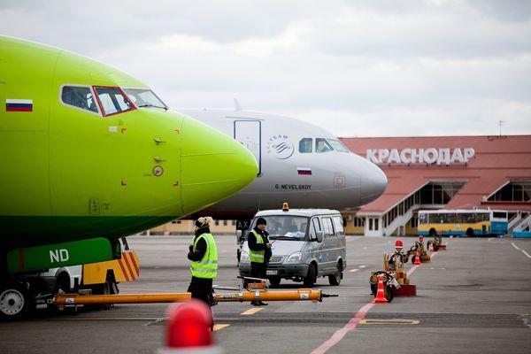 Праздничную программу полетов приготовили в краснодарском аэропорту