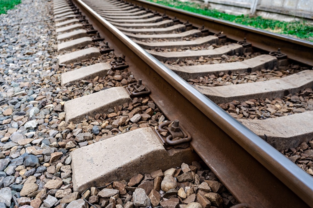 На пострадавшем от мегашторма железнодорожном участке под Сочи отсыпали 30 вагонов камня и щебня