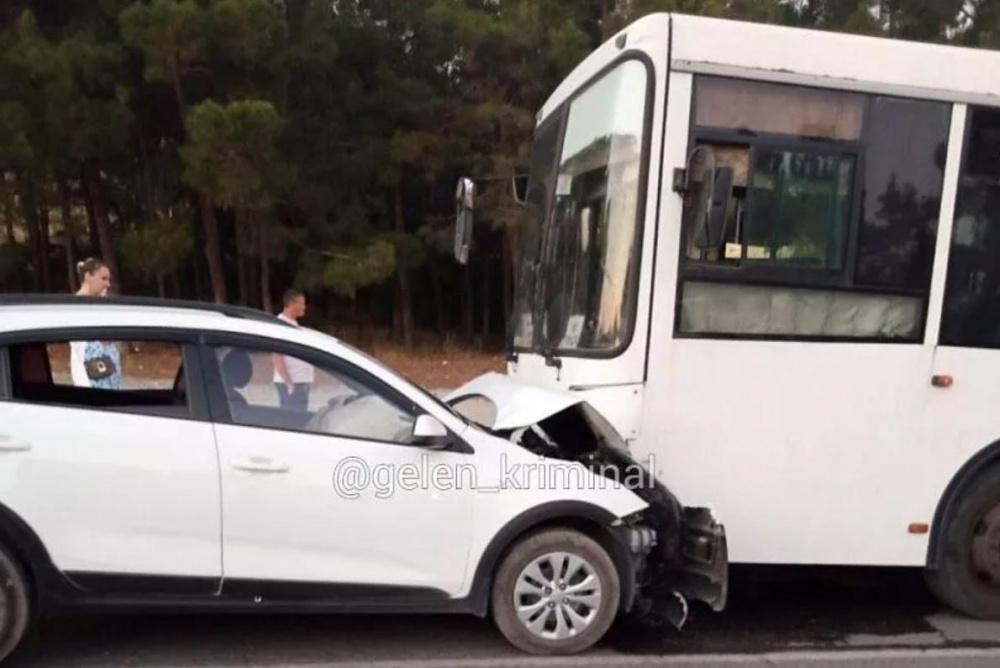 Неопытная автоледи на иномарке протаранила рейсовый автобус в Геленджике