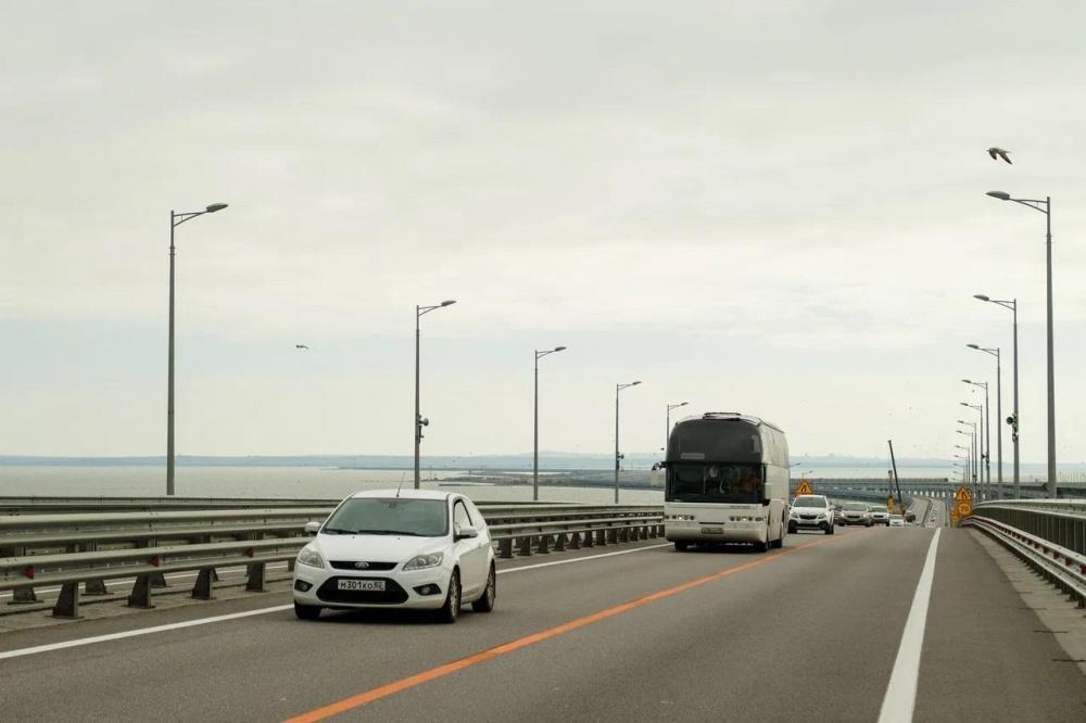 Пустым грузовикам разрешат проезд по Крымскому мосту