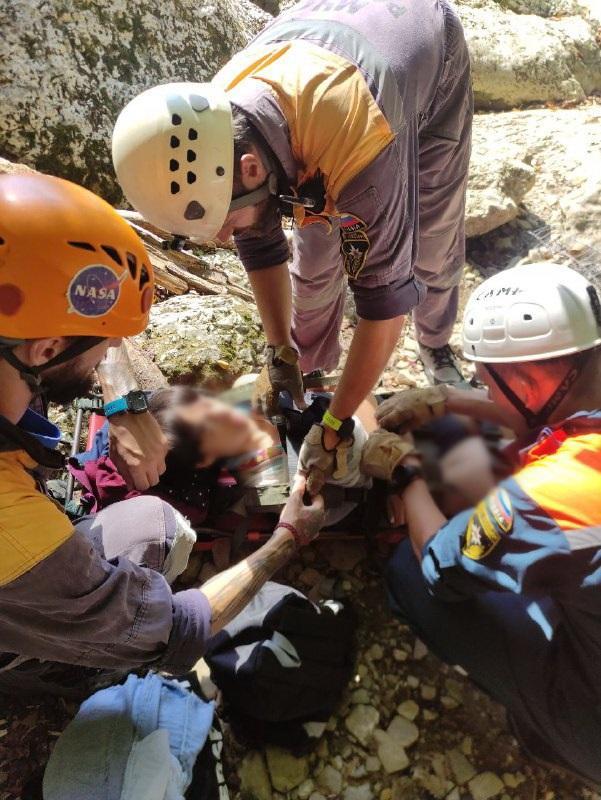 Сочинские спасатели эвакуировали травмированную туристку с Агурских водопадов