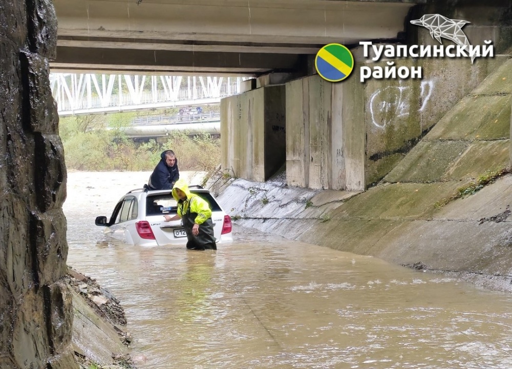 Автомобиль утонул под железнодорожным мостом в Туапсинском районе